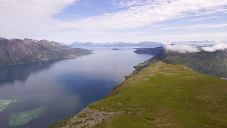 aerial de las montañas y fiordos en noruega