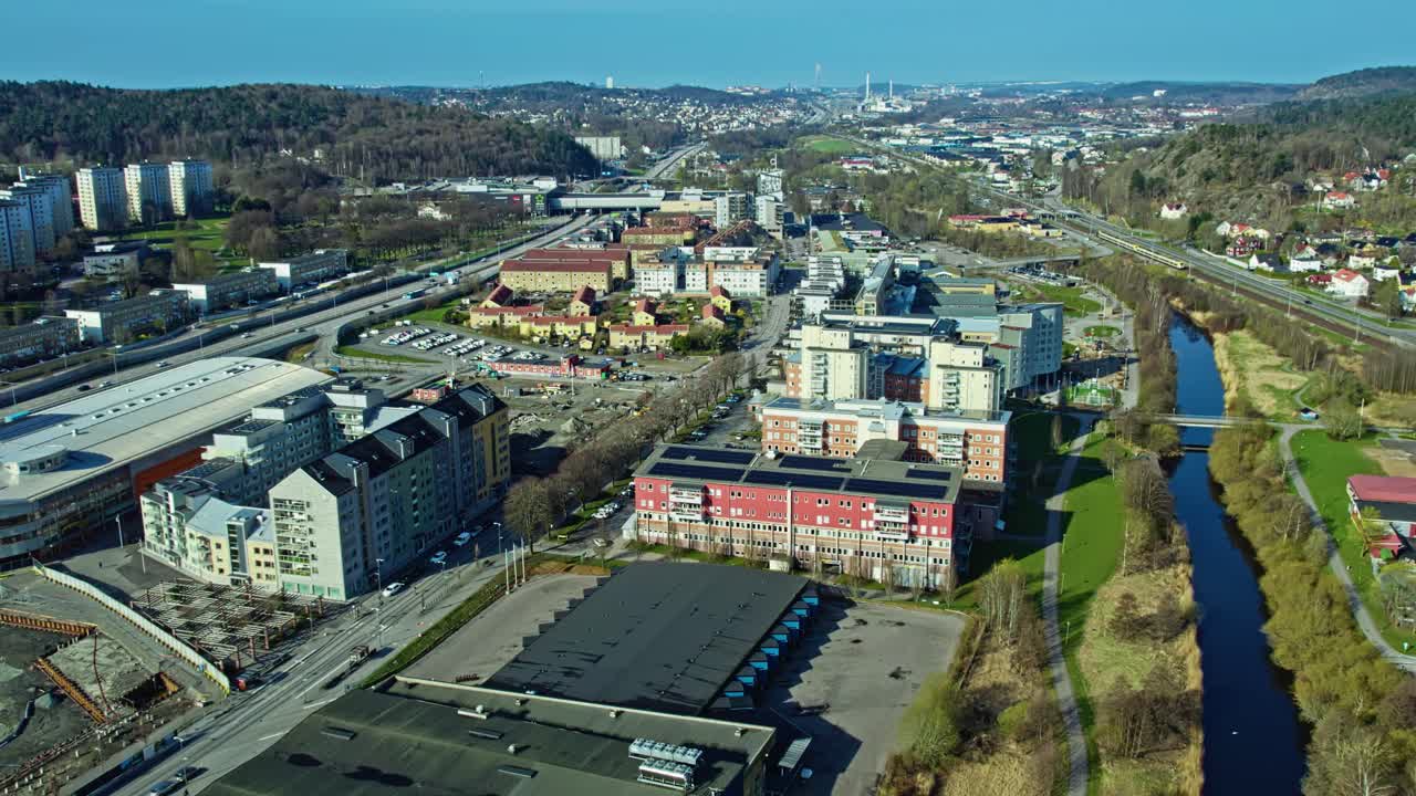 Ilmakuva Partillesta, Ruotsista, jossa kaupunkimaisema ja luonto korostuvat