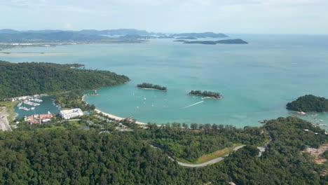 Luftaufnahme,-Strand-Pantai-Kok-Mit-Dichtem-Wald-Und-Berühmten-Zwillingsinseln-Seratos