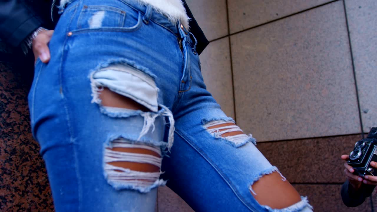 modelo femenino posando para una sesión de fotos en la ciudad 4k