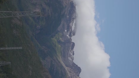montañas cubiertas de nieve y lagos en los bosques de patagonia, argentina con postes de electricidad