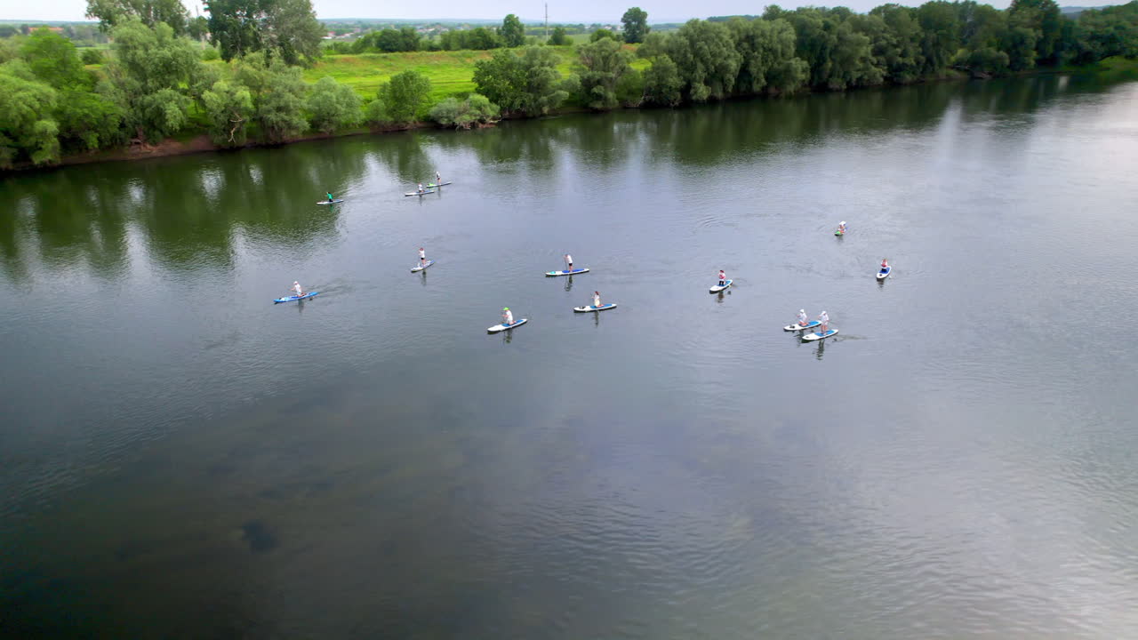 Luftfoto med drone af folk, der svømmer og surfer på Nistru-floden i Moldova