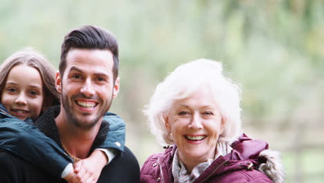 retrato de una familia de varias generaciones en una caminata de otoño en el campo juntos