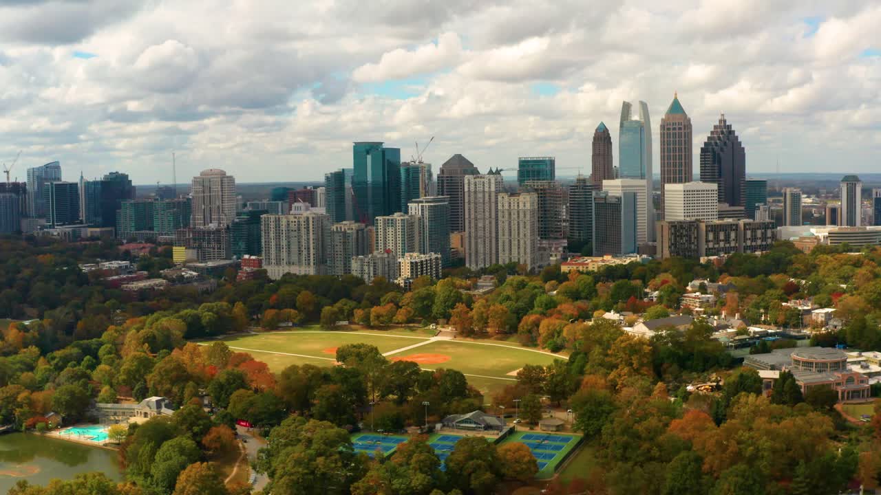 가을에 애틀랜타 조지아 시내와 피드몬트 파크 주변을 회전하는 공중 촬영