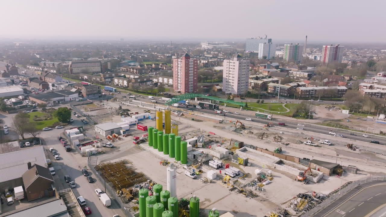 disparo de tráfico de casco en la a63 bajo un nuevo puente