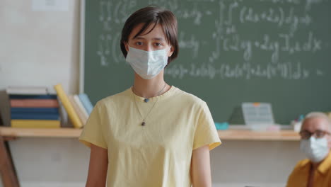 retrato de una estudiante con máscara protectora en el aula
