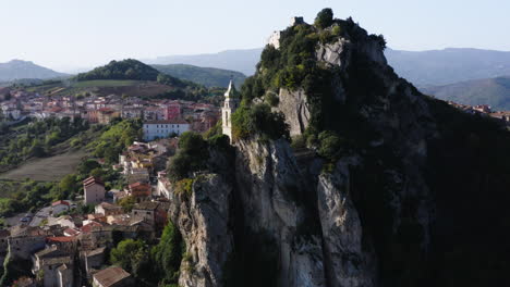 órbita-Izquierda-Revela-Toma-De-La-Ciudad-De-Bagnoli-Del-Trigno-Con-La-Iglesia-De-San-Silvestro-Entre-Dos-Espolones-Rocosos,-Región-De-Isernia-Y-Molise,-Italia,-4k