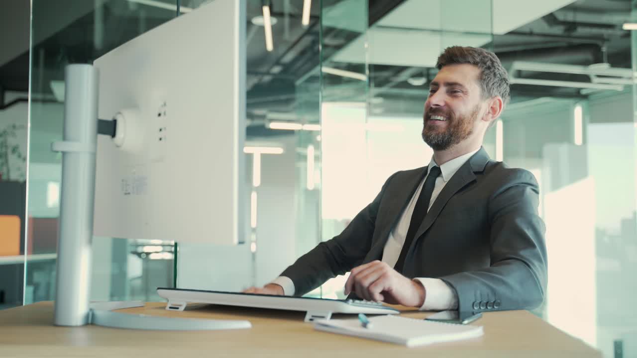 giovane uomo d'affari impiegato imprenditore si rilassa mettendo le mani dietro la testa sul posto di lavoro dopo il progetto