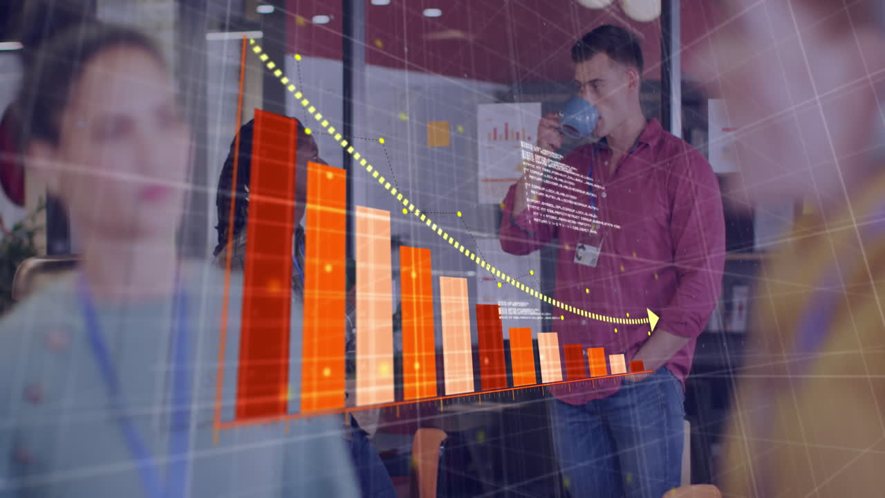 animación de flecha en gráfico, lenguaje de computadora, diversos compañeros de trabajo discutiendo mientras beben café