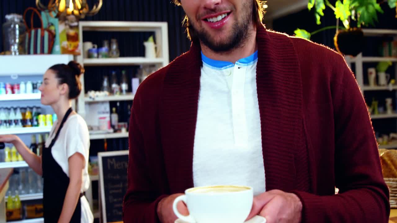 고객 에게 커피 한 잔 을 제공 하는 웨이트리스