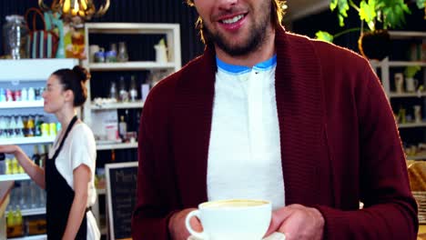 camarera sirviendo una taza de café al cliente