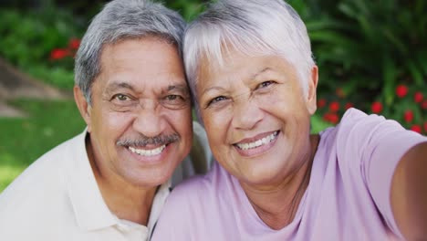 Video-De-Una-Feliz-Pareja-De-Ancianos-Birraciales-Tomándose-Un-Selfie-En-El-Jardín