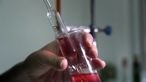 laboratorio de control de calidad del vino en bodegas