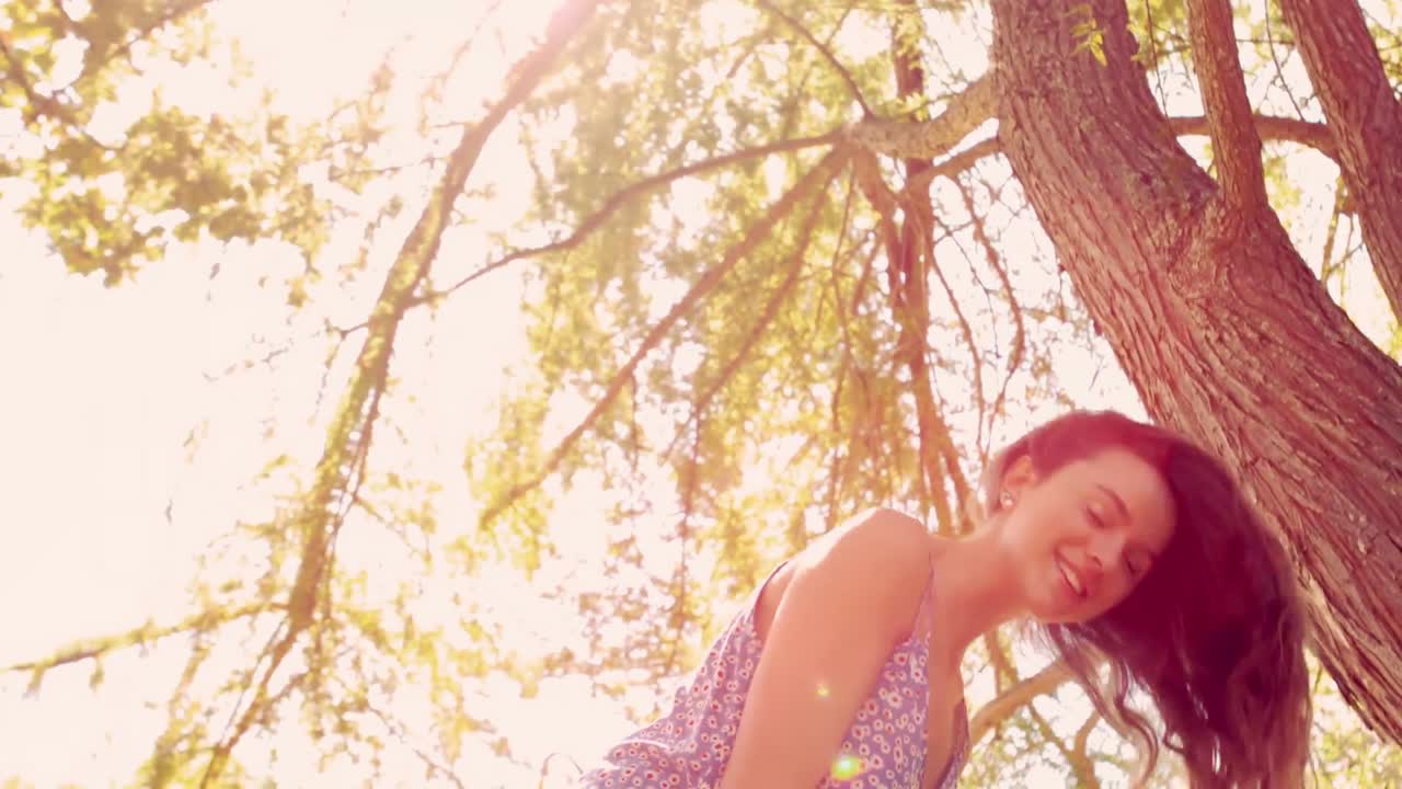 예쁜 갈색 여자가 카메라에 미소 짓고 있다.