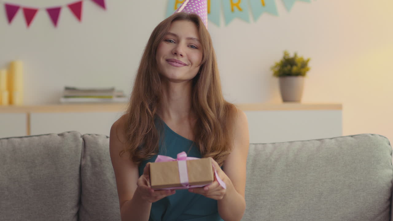 선물 로 생일을 축하 하는 여자