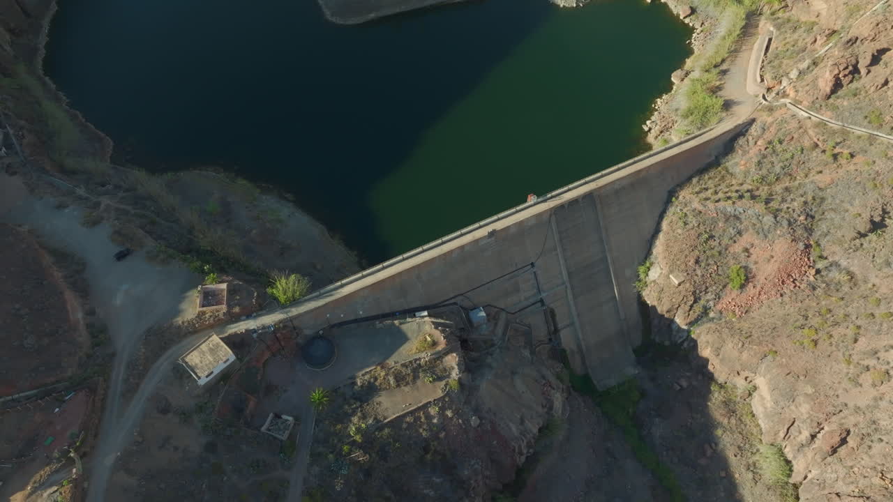 vista aérea desde arriba y en un círculo sobre la presa de ayagaures en la isla de gran canaria y en un día soleado