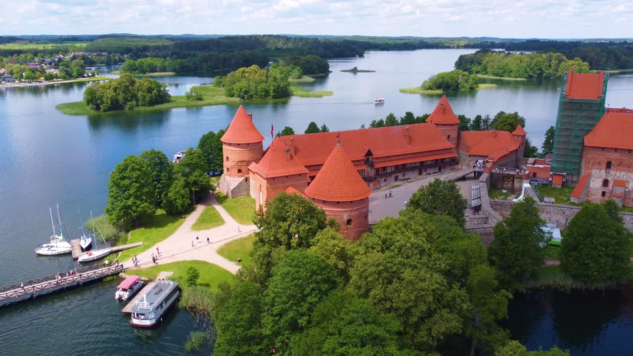 vista aérea del castillo de trakai sobre la isla gótica medieval en el lago galve