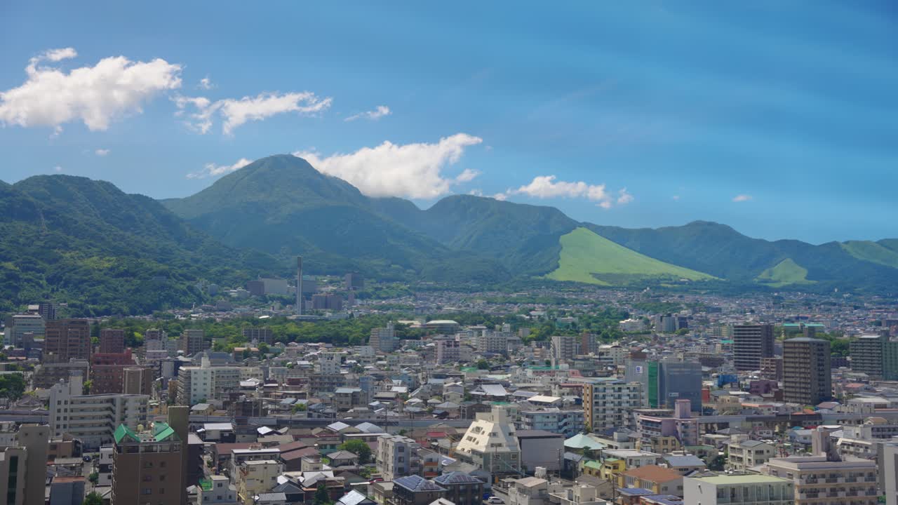 배경 에 산 들 이 있는 도시 풍경