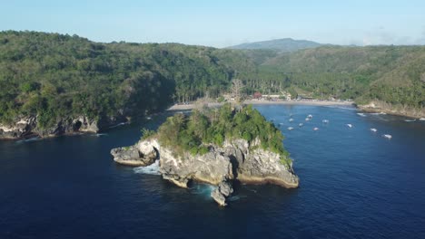 4K-Drohnenaufnahmen-Aus-Der-Luft:-Majestätischer-Sonnenuntergang-In-Der-Crystal-Bay,-Nusa-Penida,-Bali