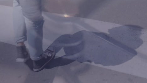 animación del reloj moviéndose sobre el hombre caucásico caminando