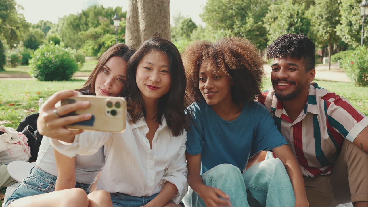 Gruppo di amici diversi che si fanno un selfie nel parco