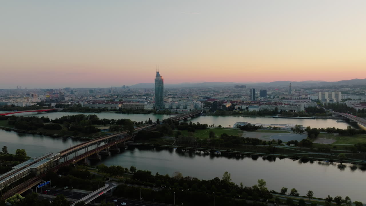 donauinsel y el horizonte de la ciudad de viena al atardecer de la hora azul, cielo de gradiente detrás, órbita aérea