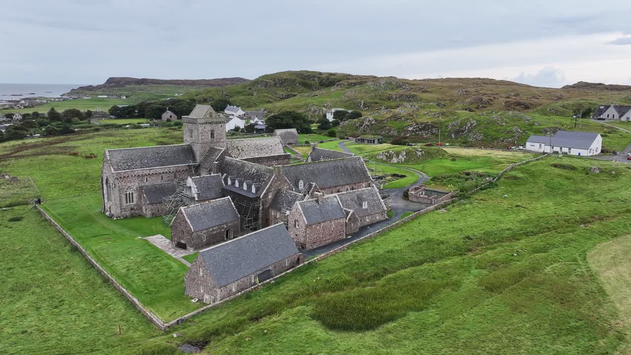 vista aérea de la abadía y el convento de iona, antiguo monasterio y punto de referencia de la isla de mull, escocia, reino unido