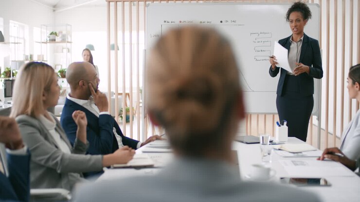 Présentation, réunion et leadership avec une personne noire