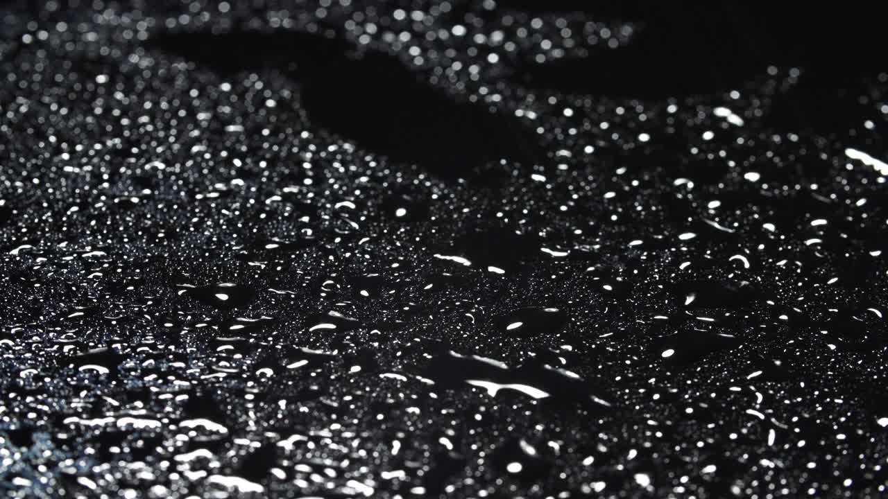video de primer plano de gotas de agua en fondo negro