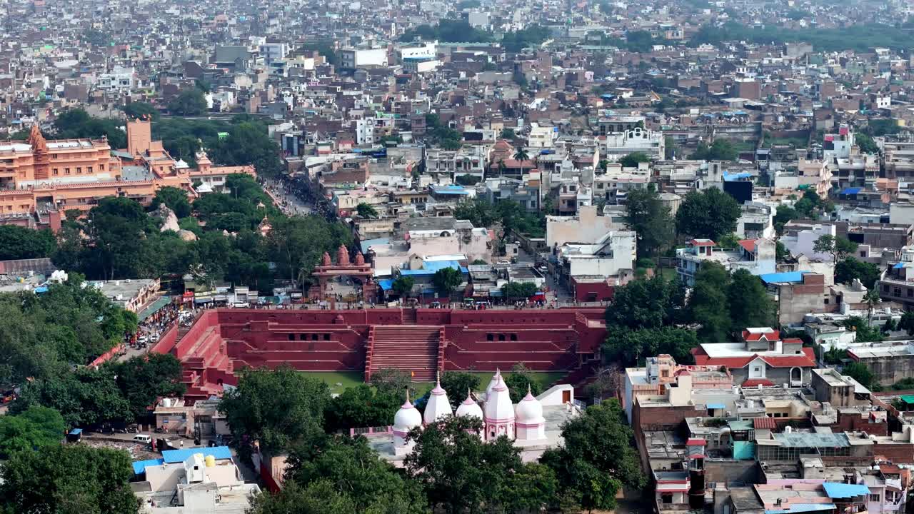 Vista aerea sacra del quartiere di Janm Bhumi e Potra Kund, dove la vivace architettura del patrimonio incontra lo skyline compatto di Mathura. Il complesso del tempio Janmasthan accanto alla moschea Shahi Eidgah.