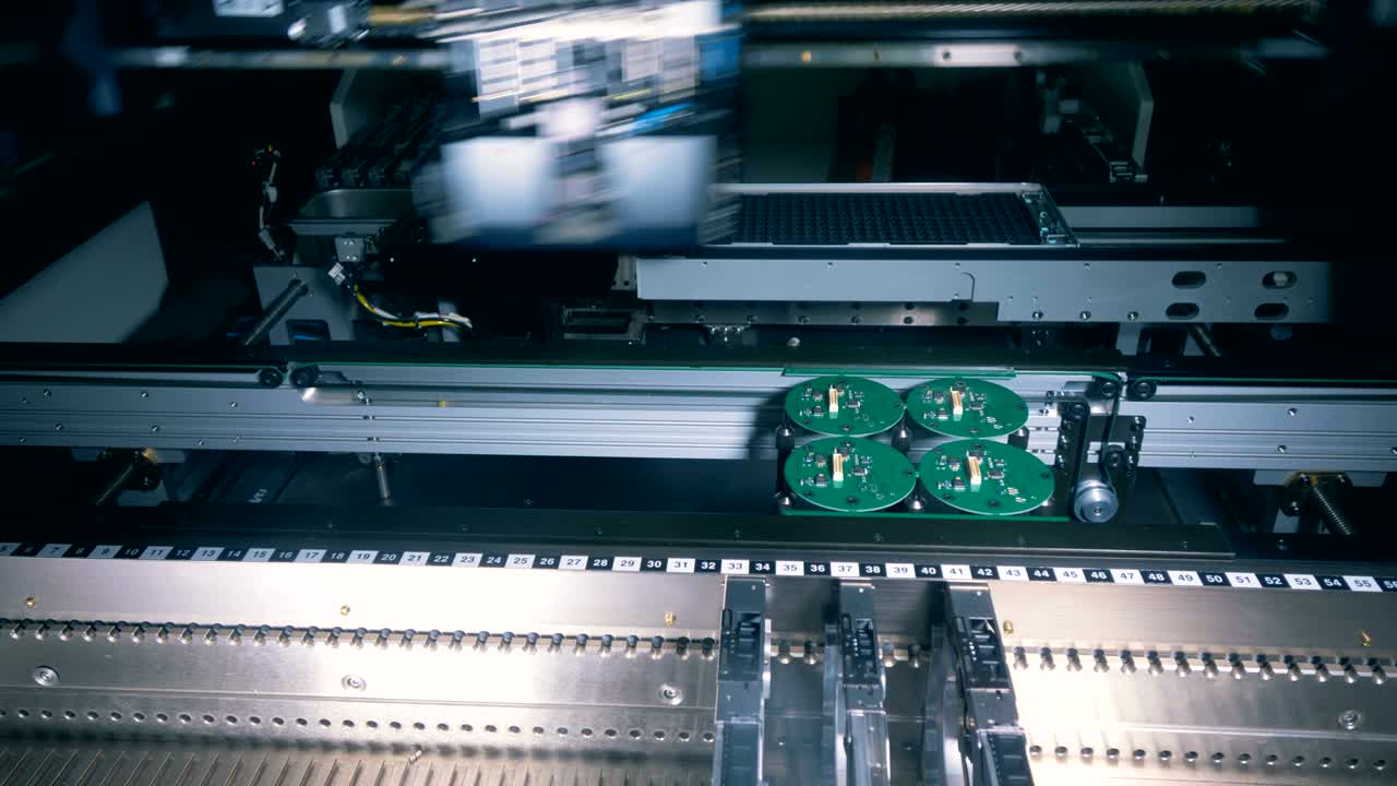 둥근 마이크로 체계는 자동 메커니즘에 의해 만들어집니다.