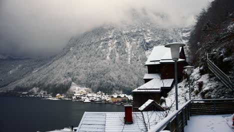 Clip-Filmado-En-Europa-En-Austria-Desde-Un-Pueblo-Llamado-Hallstatt-Que-Está-Junto-A-Un-Lago