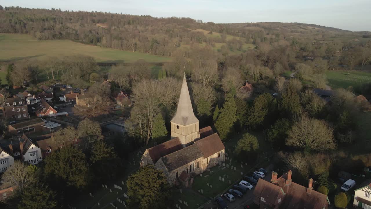 Luftaufnahme bei goldenem Abendlicht über der St. James Church in Shere, Guildford.