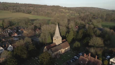 Luz-Dorada-Del-Atardecer-Sobre-La-Iglesia-De-St-James-En-Shere,-Guildford