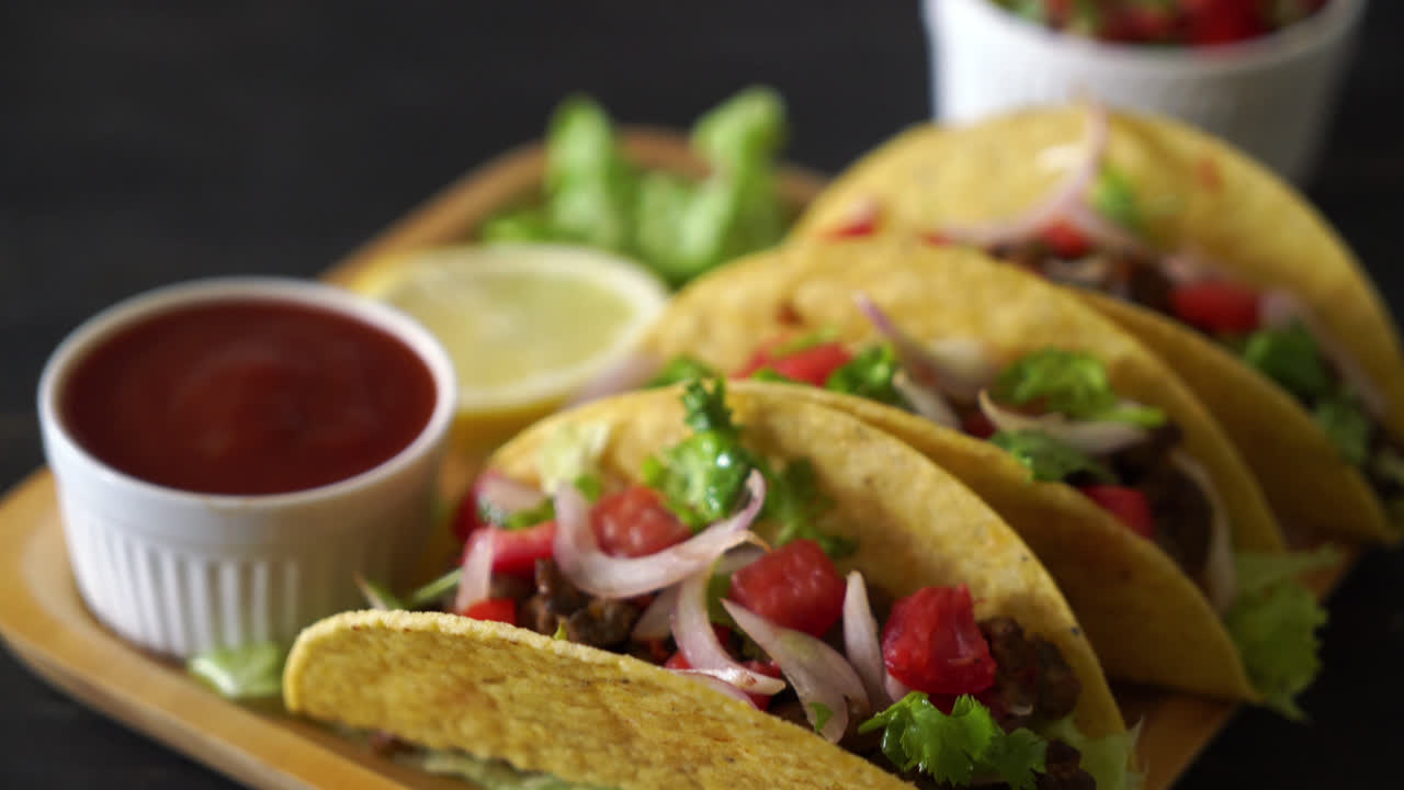 tacos con carne y verduras - estilo de comida mexicana
