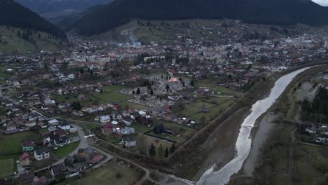 inclinación aérea hacia la pintoresca ciudad rumana de compulung moldovenesc