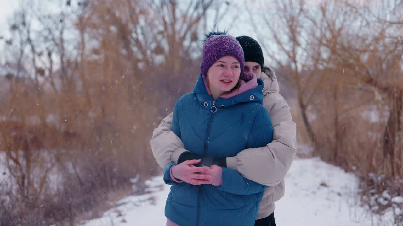 눈 인 공원에서 안고 있는 커플
