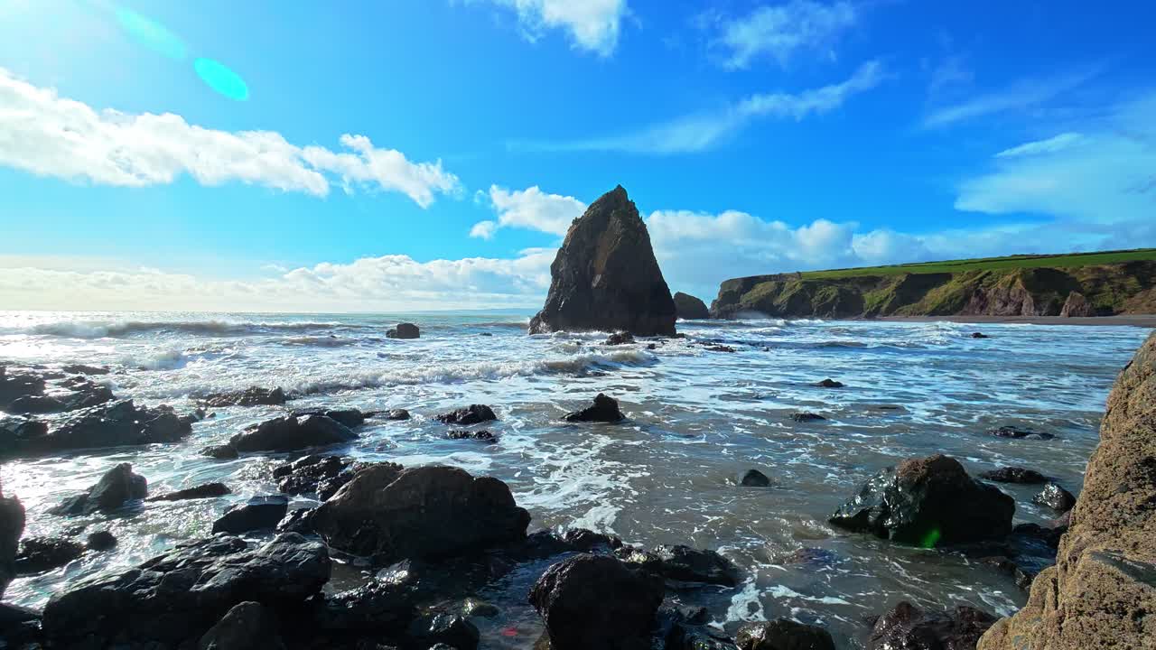 Irsk havlandskab med blide bølger, havstabel og springflod ved Copper Coast Waterford.