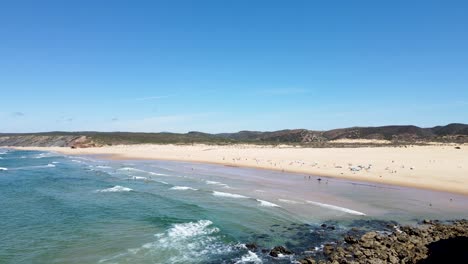 Vista-Aérea-De-Los-Acantilados-Y-La-Playa-En-Portugal