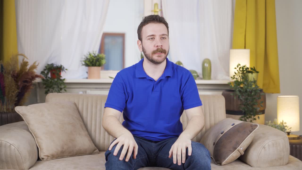L'uomo pessimista è confuso a casa.