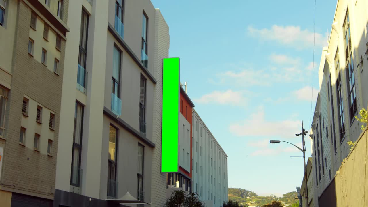 led hoarding en el exterior del edificio en la calle 4k de la ciudad