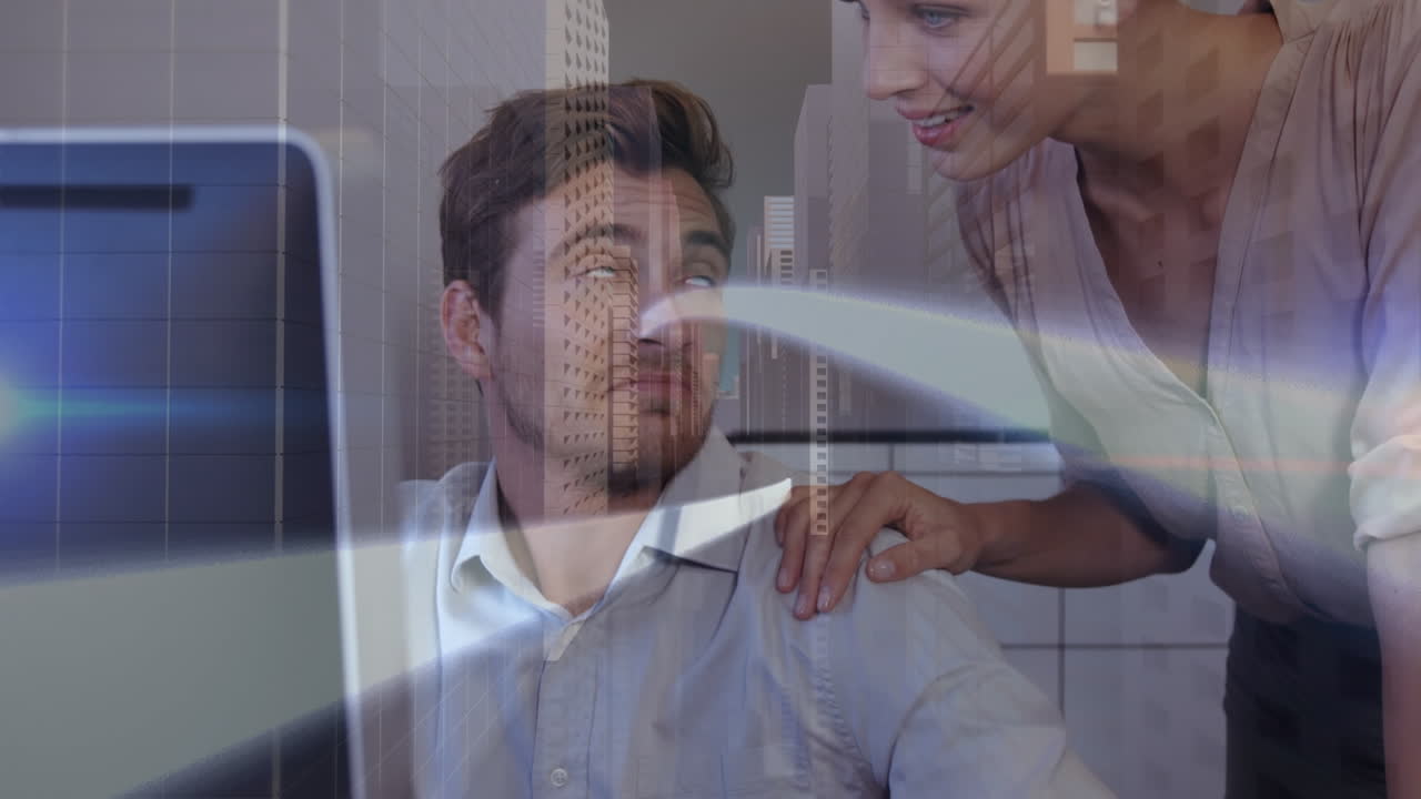 animación de rastros de luz sobre empresario caucásico y mujer de negocios usando portátil en la oficina