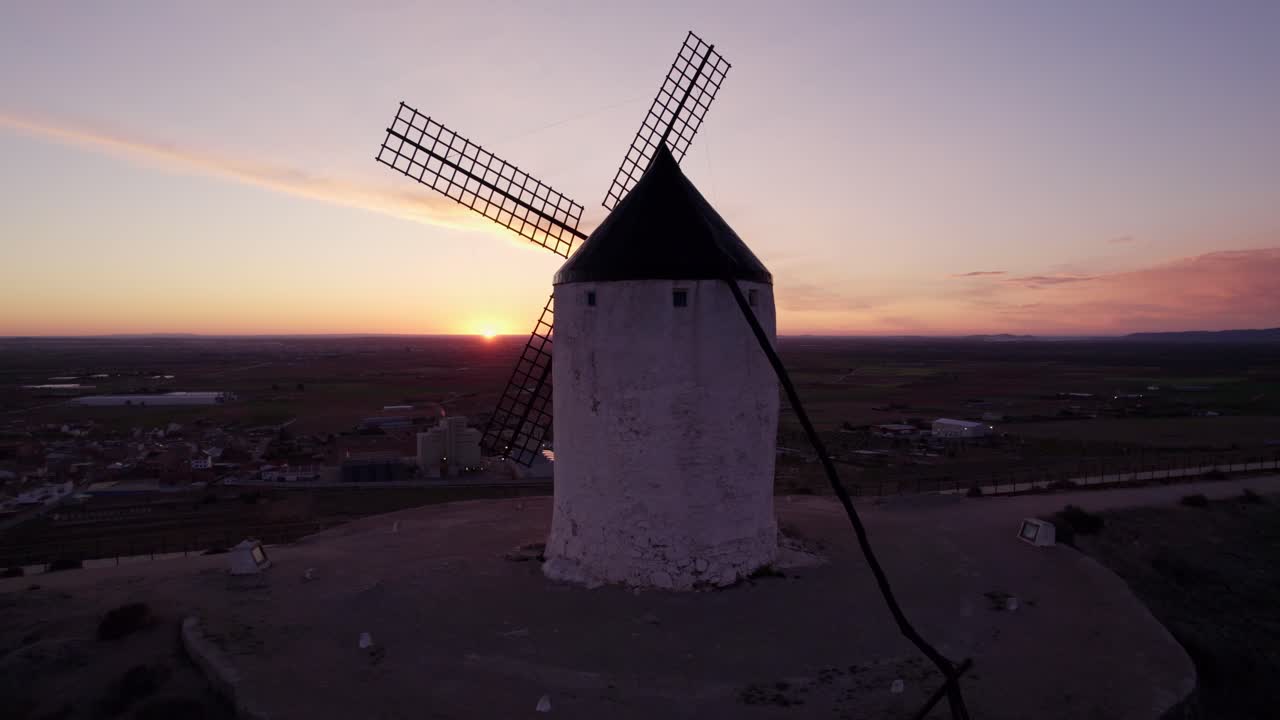 Solopgang over Consuegras Molinos de Viento, Toledo