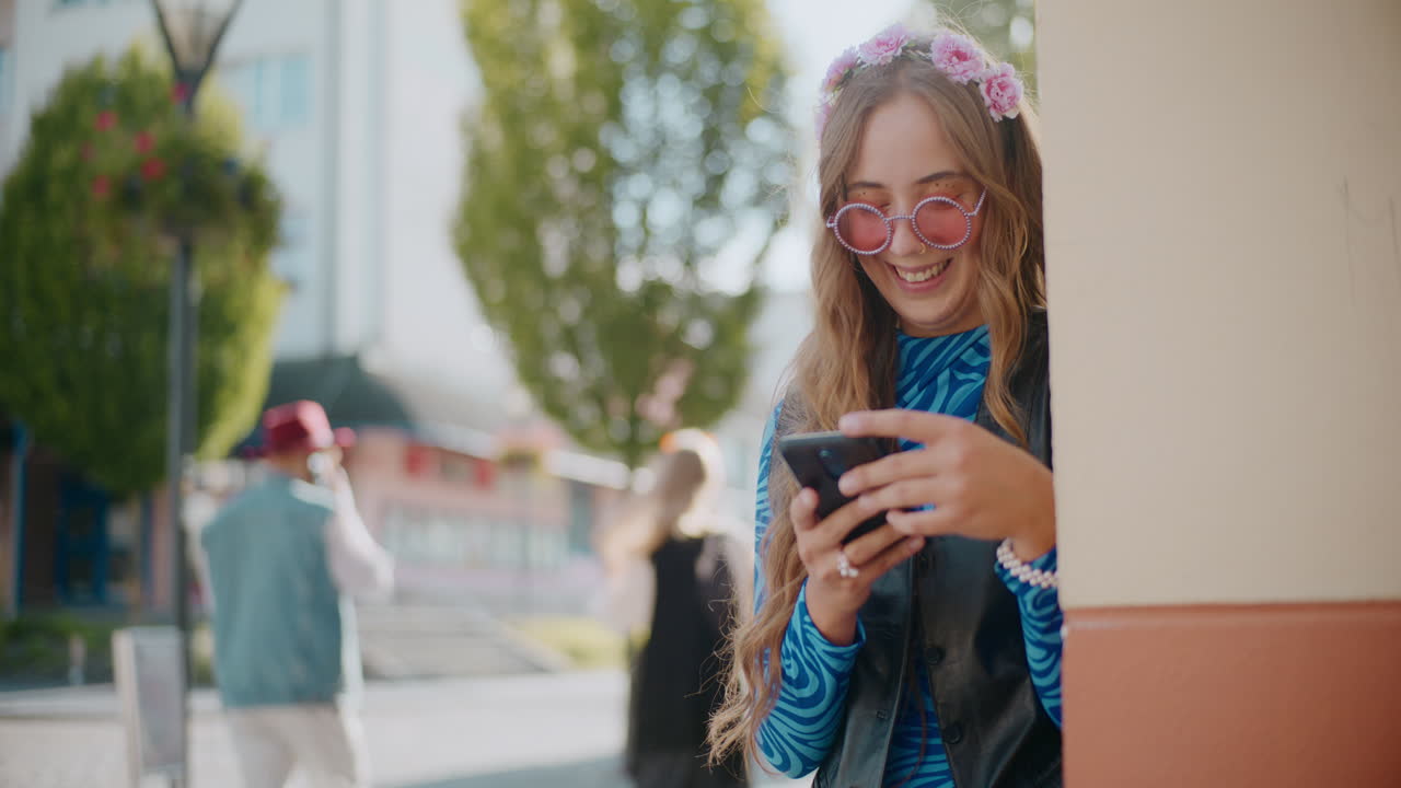 mujer joven usando teléfono inteligente al aire libre