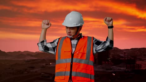 trabajador de la construcción celebrando al atardecer