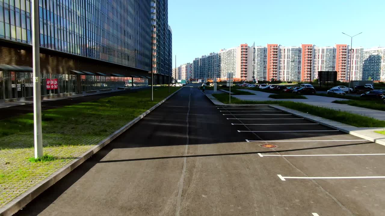 complejo de apartamentos modernos con área de estacionamiento