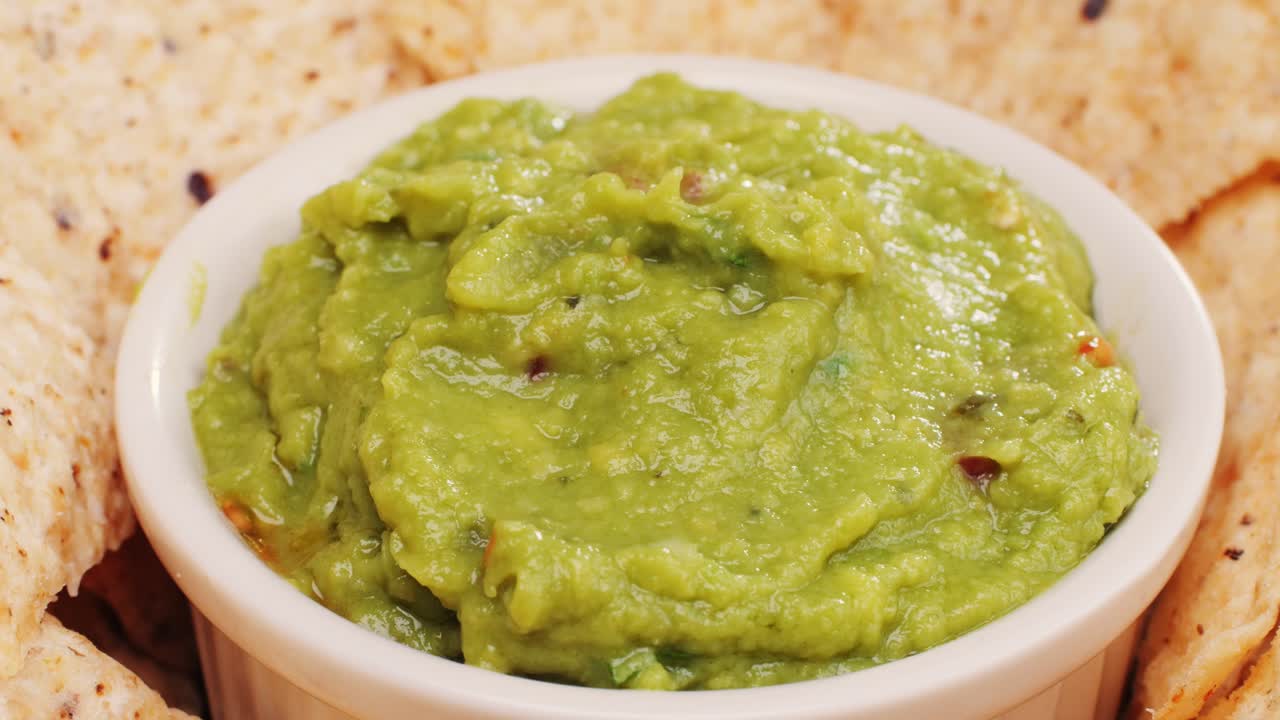 Guacamole con papas fritas de tortilla