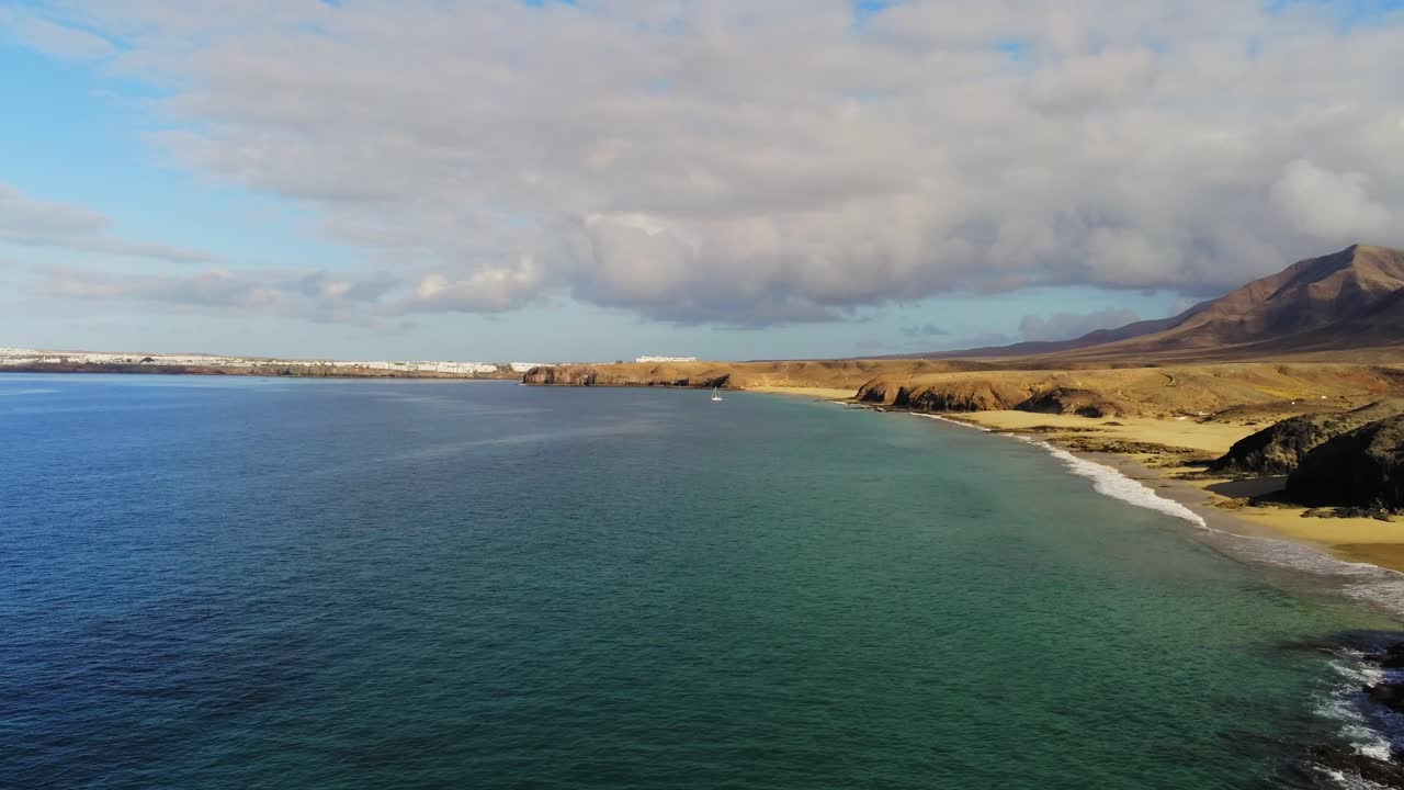majestuosa costa montañosa con playas de arena en la isla de lanzarote, vista aérea de drones