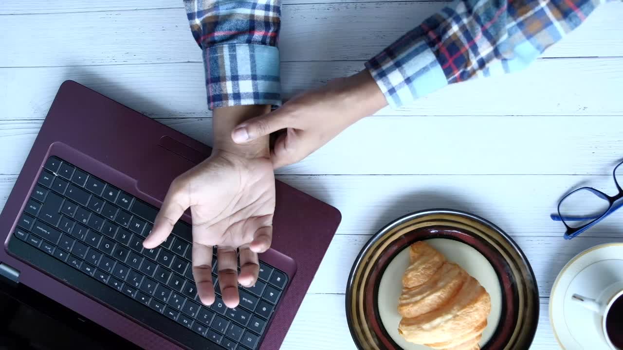 dolor en la muñeca en el lugar de trabajo