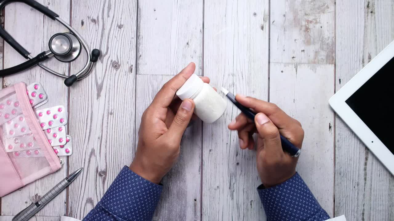 약을 검토하는 의사